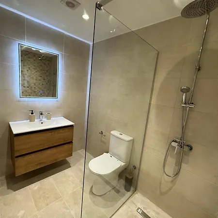 Royal Seacrest Luxe 2b Poolside דירה פאפוס