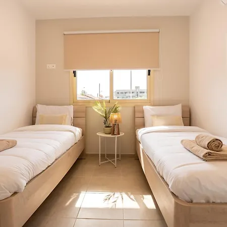 Royal Seacrest Luxe 2b Poolside * Paphos