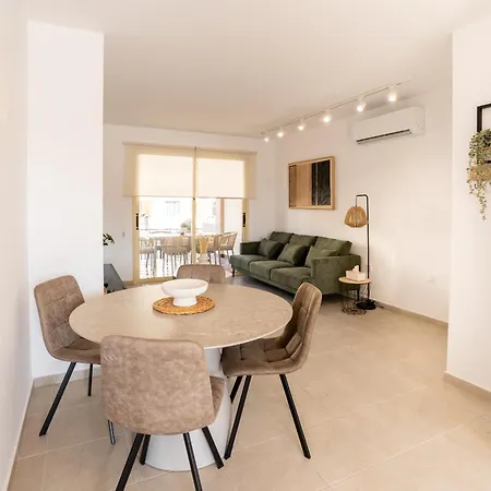 Royal Seacrest Luxe 2b Poolside * פאפוס