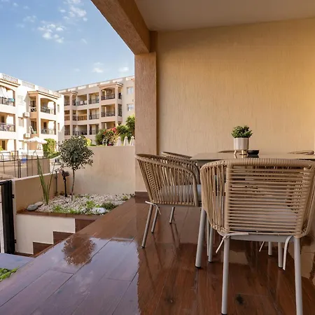 Royal Seacrest Luxe 2b Poolside פאפוס