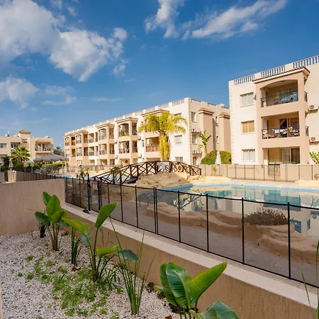 Royal Seacrest Luxe 2b Poolside פאפוס