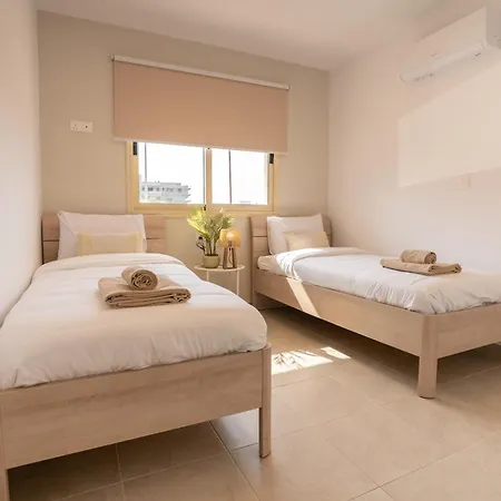 Royal Seacrest Luxe 2b Poolside פאפוס