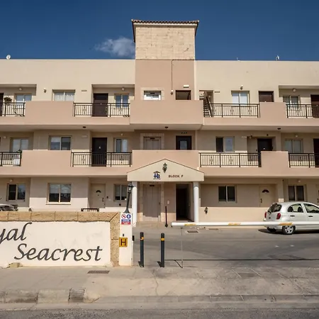 Royal Seacrest Luxe 2b Poolside פאפוס