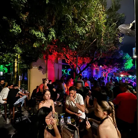 Royal Seacrest Luxe 2b Poolside פאפוס