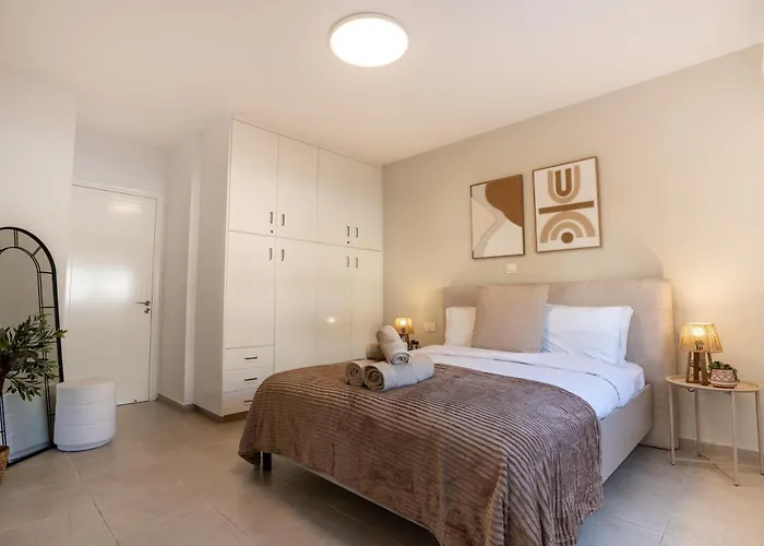 Royal Seacrest Luxe 2b Poolside Paphos