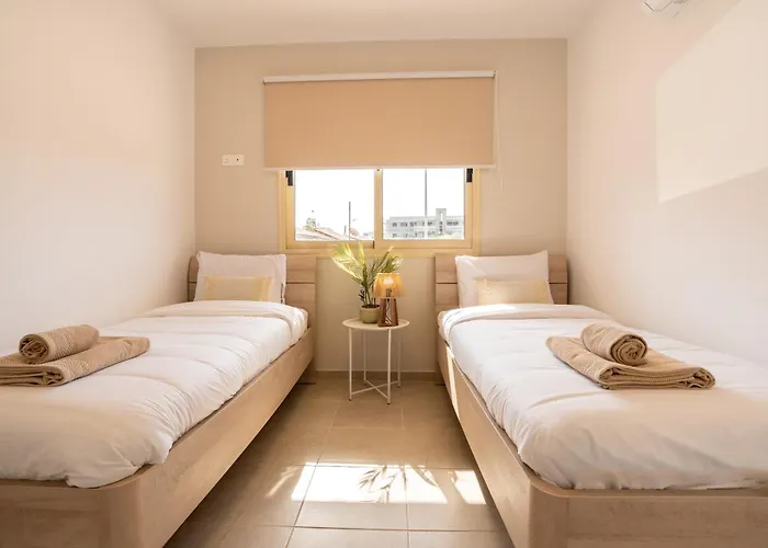 Royal Seacrest Luxe 2b Poolside * Paphos