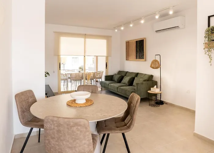 Royal Seacrest Luxe 2b Poolside * Paphos