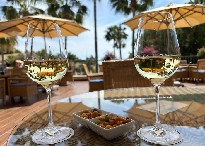 Royal Seacrest Luxe 2b Poolside * Paphos