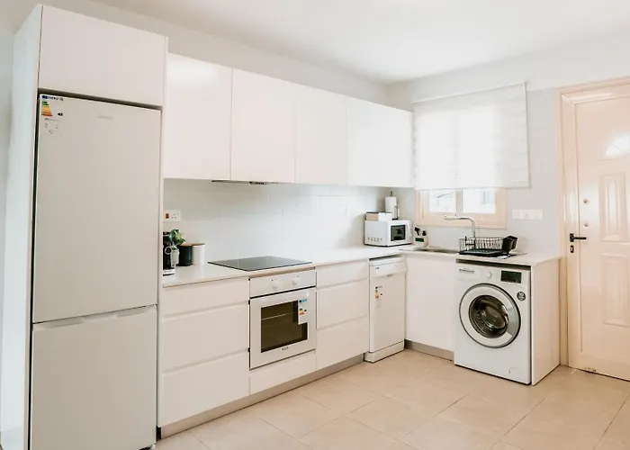 Royal Seacrest Luxe 2b Poolside * Paphos