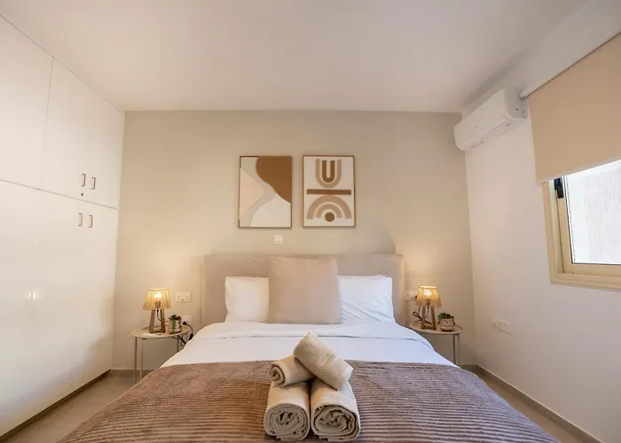 Royal Seacrest Luxe 2b Poolside Paphos