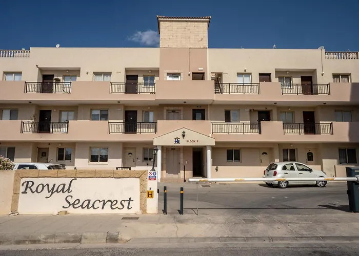 Royal Seacrest Luxe 2b Poolside Paphos