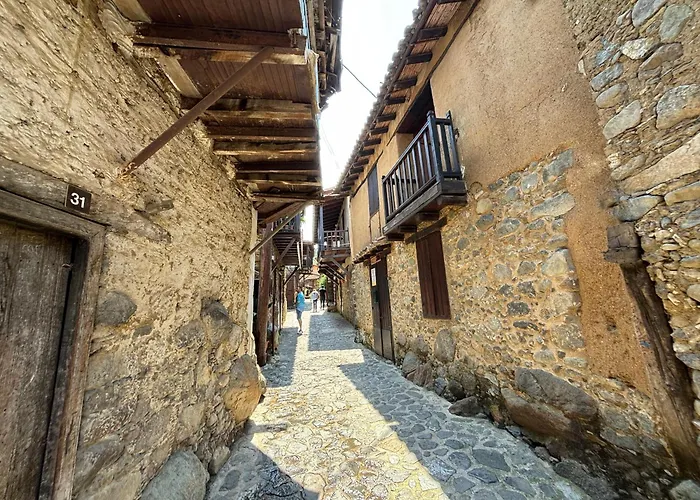 Royal Seacrest Luxe 2b Poolside Paphos